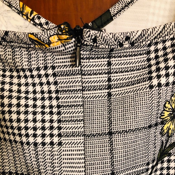 Poof! Belted Sleevless Jumpsuit. Large - Picture 5 of 8